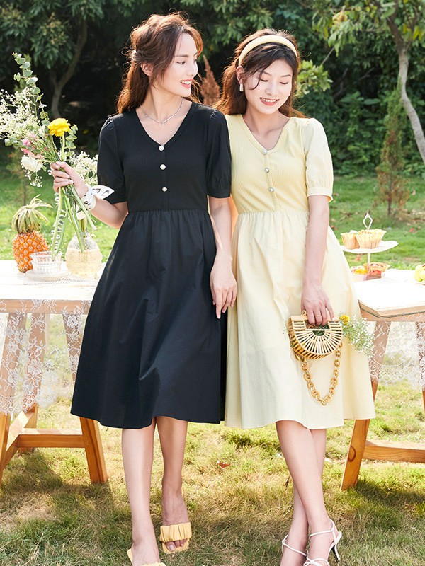 朵以2021春夏季米色连衣裙