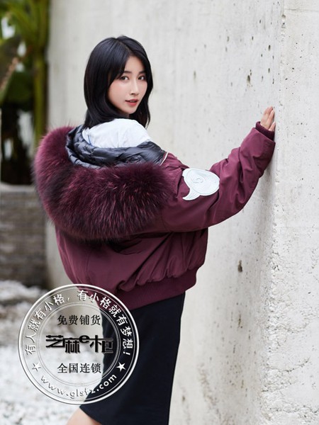 芝麻E柜女装2021秋冬季酒红色印花羽绒服