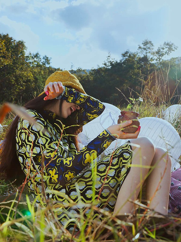 日播女装2021春夏季黑色印花连衣裙