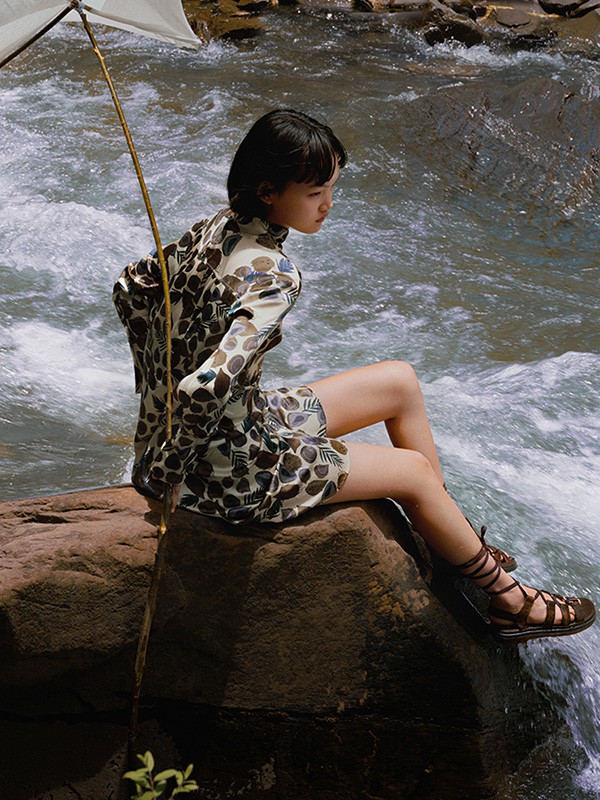 日播女装2021春夏季黑色印花连衣裙