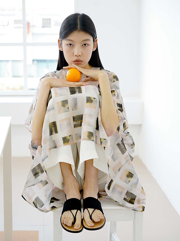 日播女装2021春夏季白色印花连衣裙