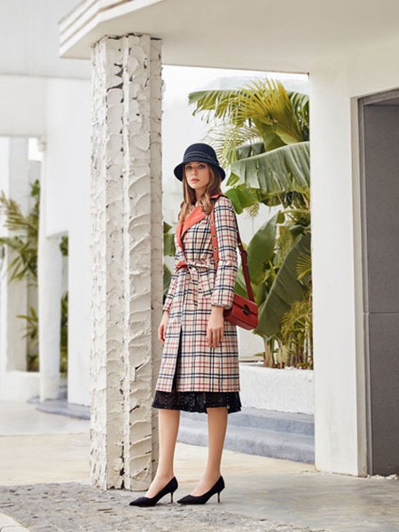 纤K&CH2021春夏季卡其色格子大衣