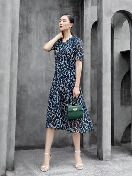 纤K&CH女装2021春夏季藏蓝色印花连衣裙