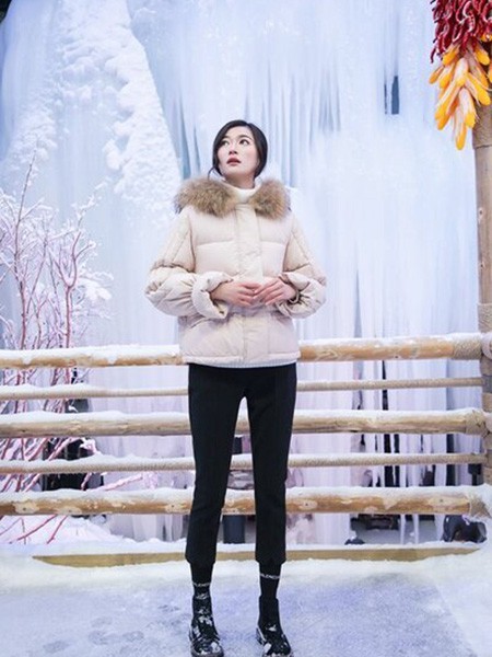 衣号女神2021秋冬季米色带毛领羽绒服