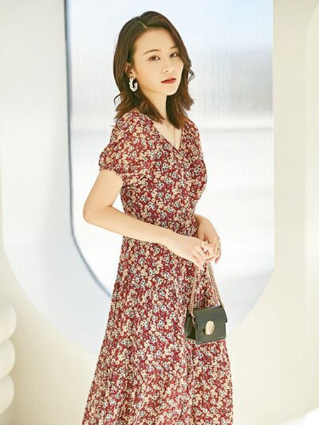 爱诗帛雅女装2021春夏季红色碎花连衣裙