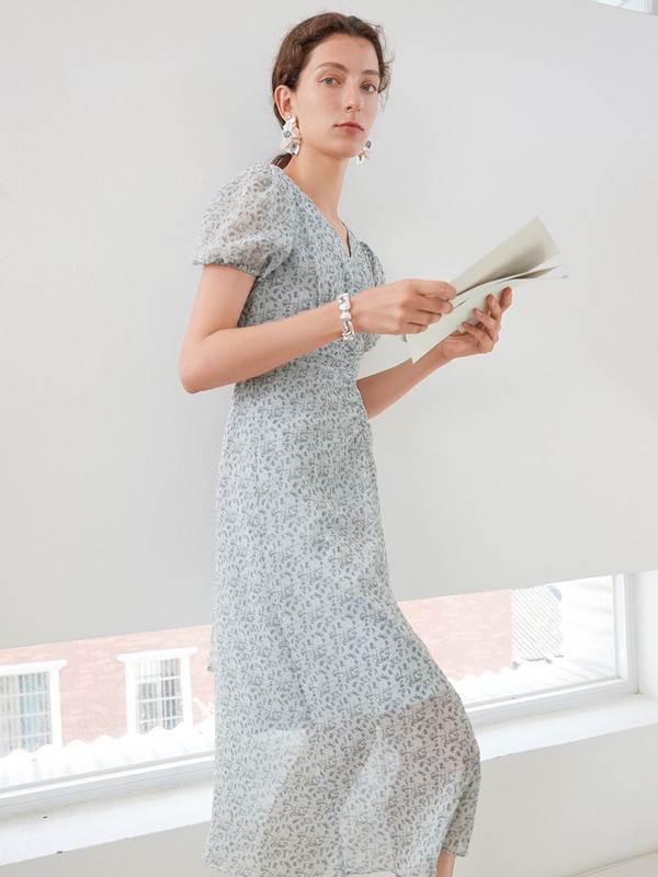 伊布都2021春夏季灰色印花连衣裙