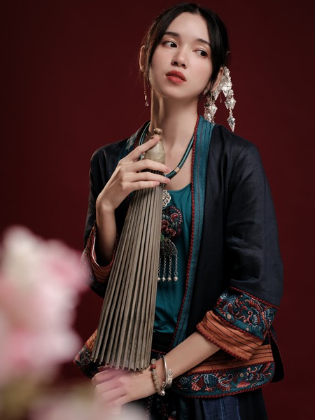 昕朵2021春夏季藏蓝色刺绣外套