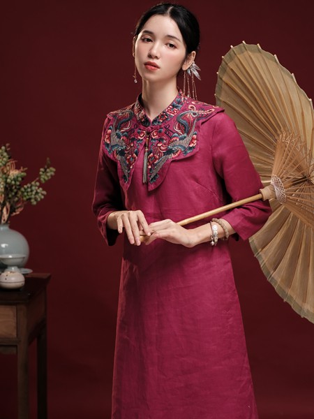 昕朵2021春夏季粉色刺绣连衣裙