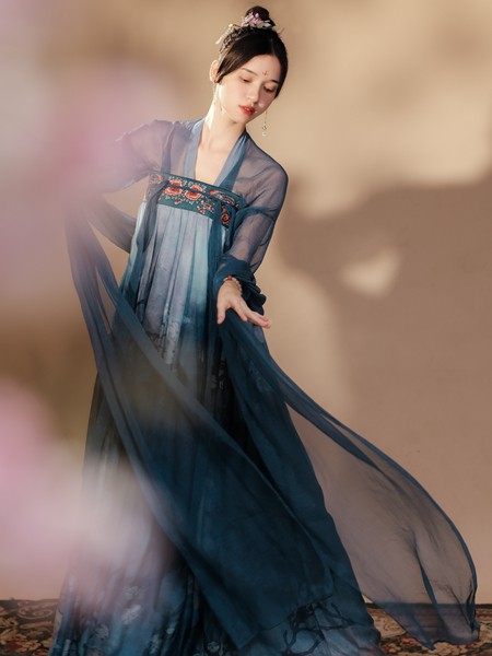 昕朵2021春夏季蓝色刺绣连衣裙