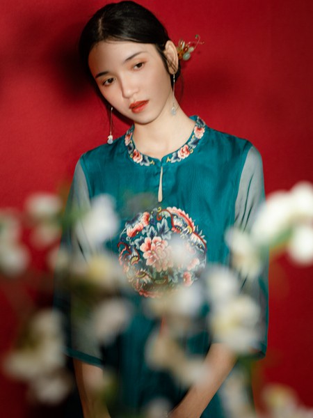 昕朵2021春夏季绿色刺绣连衣裙