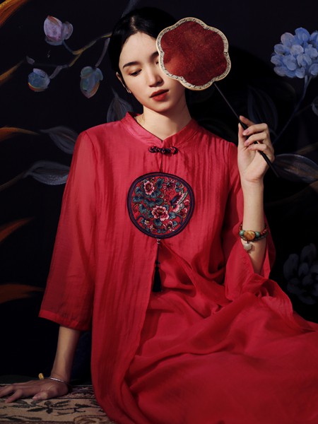 昕朵女装2021春夏季红色刺绣连衣裙