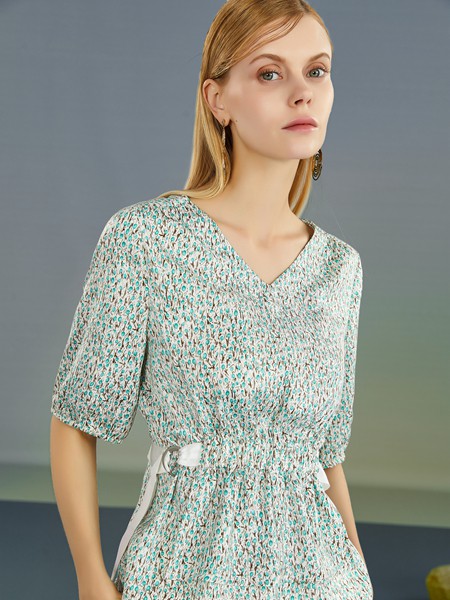 婕依妮2021春夏季蓝色印花连衣裙