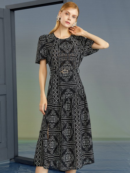 婕依妮2021春夏季黑色印花连衣裙