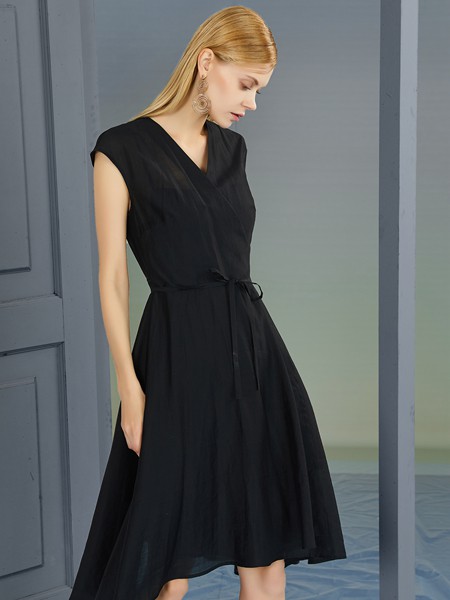 婕依妮2021春夏季黑色纯色连衣裙