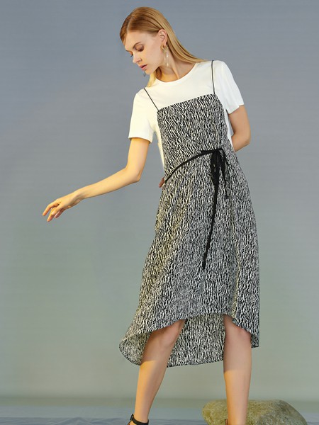 婕依妮2021春夏季黑色印花吊带裙