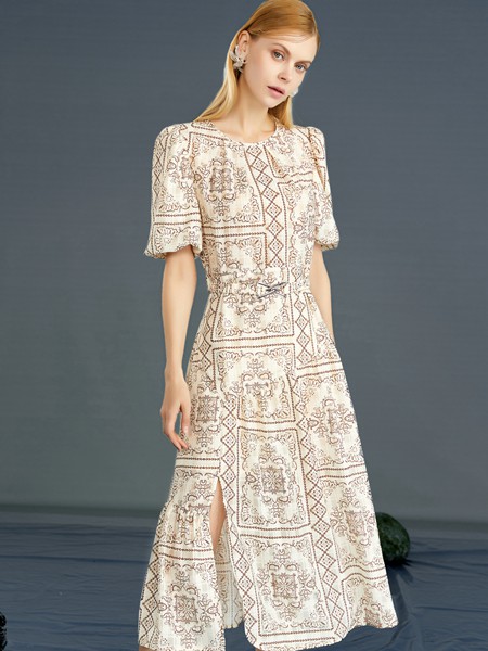 婕依妮2021春夏季米色印花连衣裙