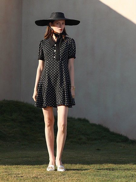 梵凯2021春夏季黑色波点连衣裙