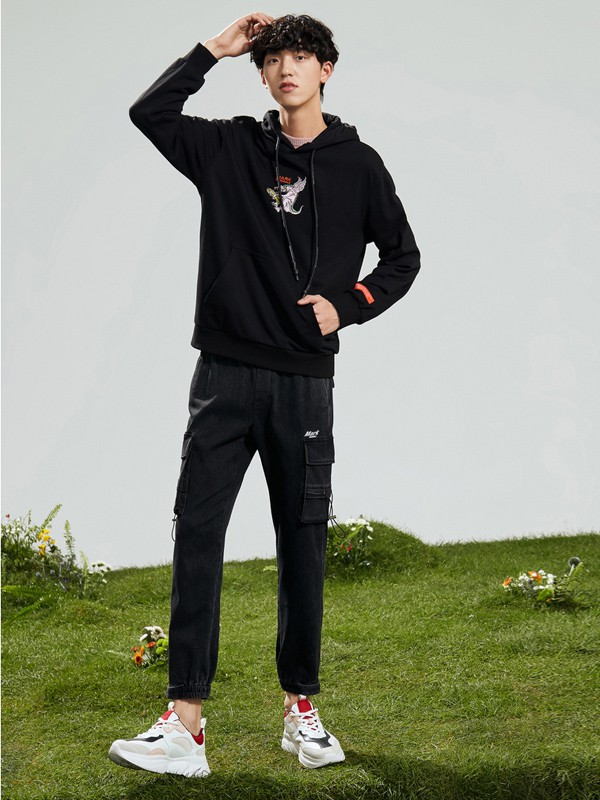 马克华菲2021春夏季黑色印花卫衣