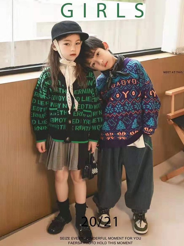 喔也童装2021秋冬季藏蓝色印花T恤