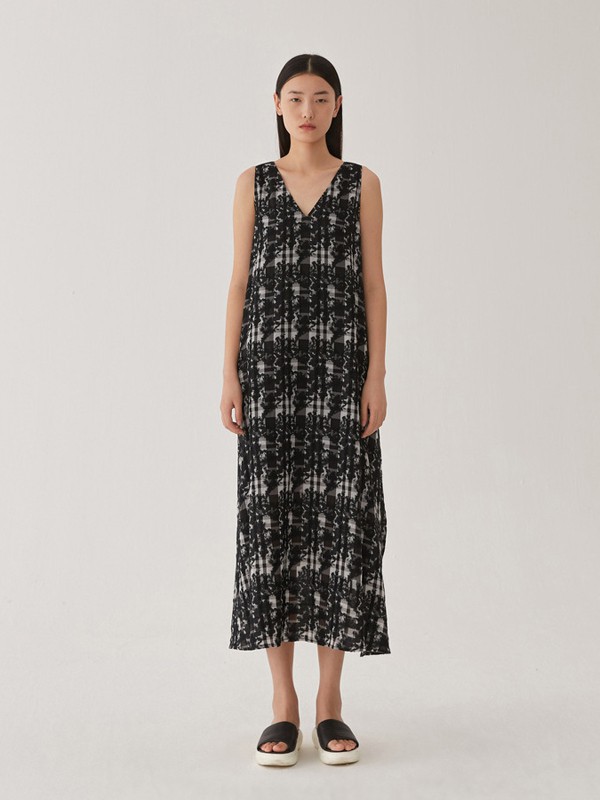 噢姆2021春夏季黑色印花连衣裙