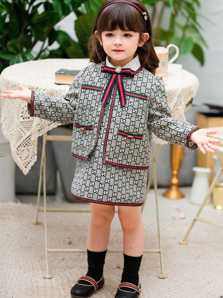 两个小朋友童装2021春夏季白色格子套装