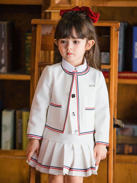 两个小朋友童装2021春夏季白色条纹套装