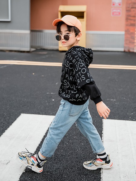 两个小朋友童装2021春夏季黑色字母卫衣