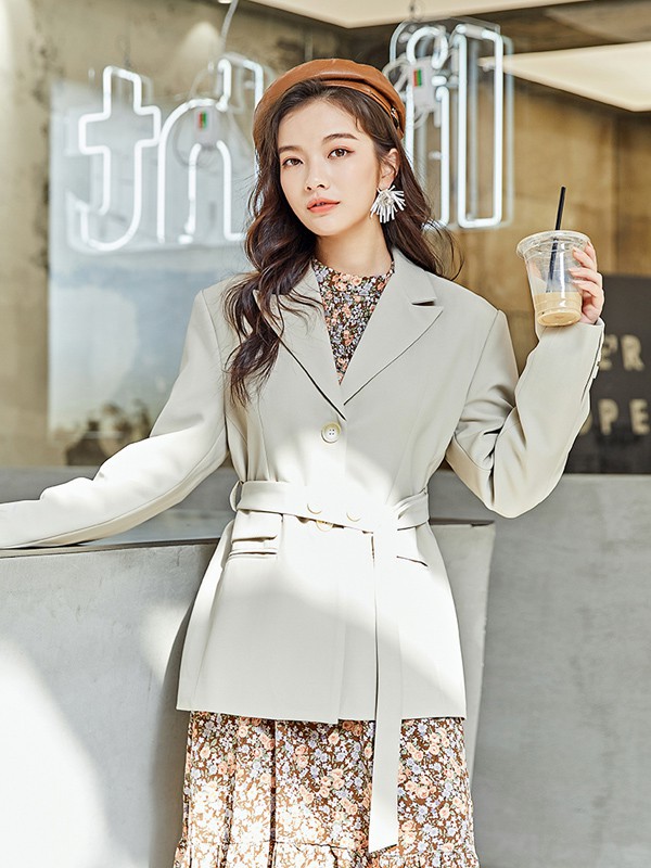 伊纳芙女装2021春夏季白色纯色西装