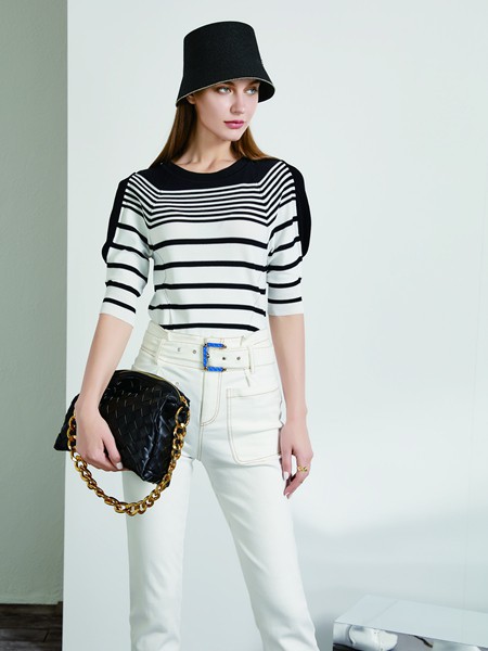 简约风情2021春夏季白色条纹T恤