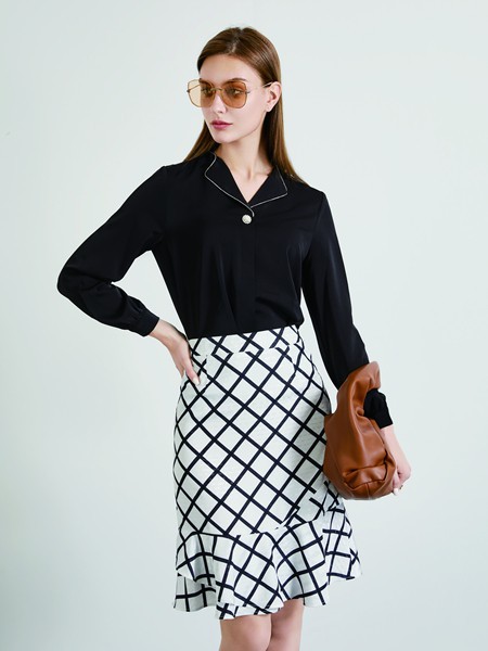 简约风情2021春夏季白色格子包臀裙