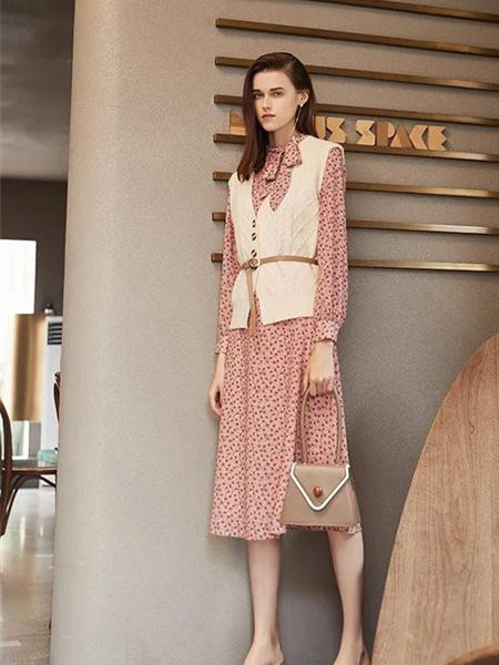 如缤2021秋冬季橙色印花连衣裙