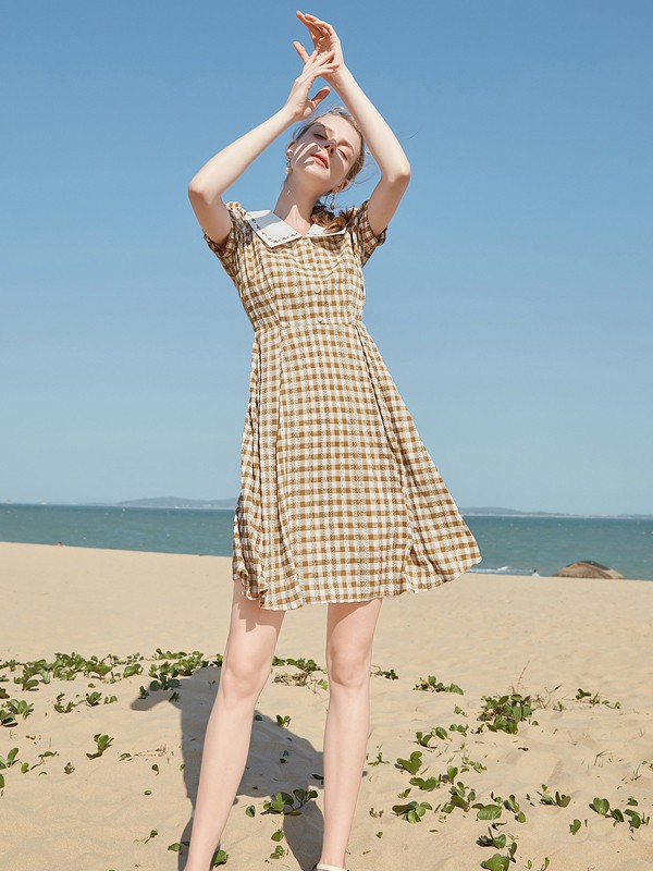 蓝色倾情女装2021春夏季卡其色格子连衣裙