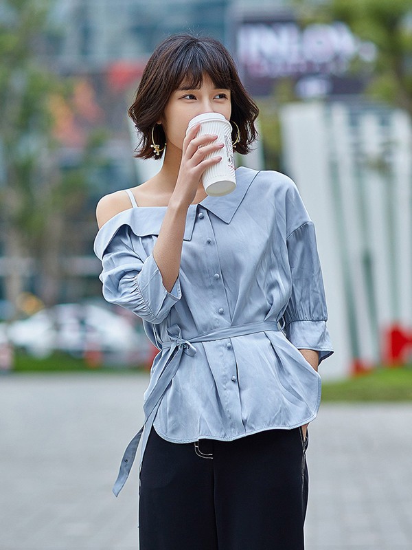 樱内女装2021春夏季浅蓝色一字肩衬衫