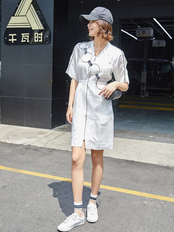 樱内女装2021春夏季白色字母连衣裙