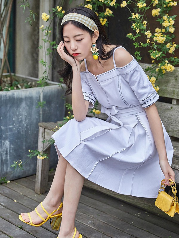 樱内女装2021春夏季白色纯色连衣裙