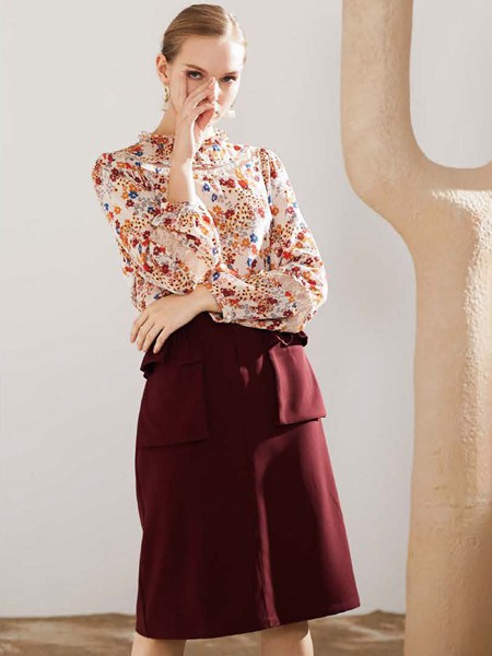 艺梦来女装2021春夏季米色印花雪纺衫