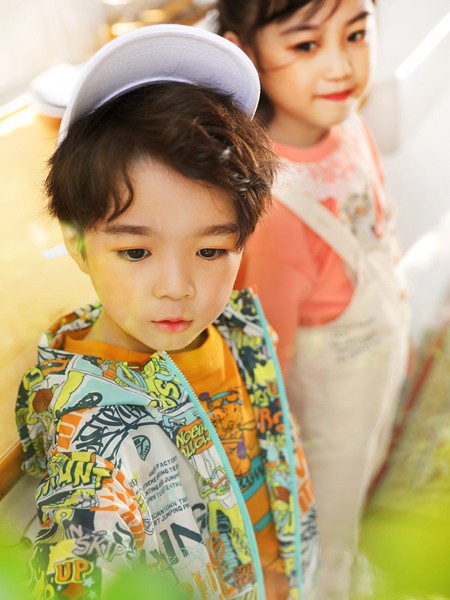 淘气贝贝童装2021春夏季白色印花背带裤