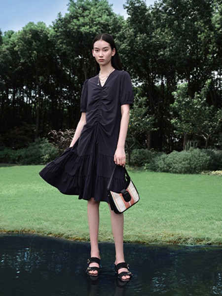 爱丽娜米罗2021春夏季黑色纯色连衣裙