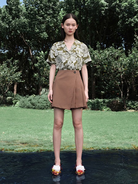 DOUBLOVE女装2021春夏季棕色不对称短裤