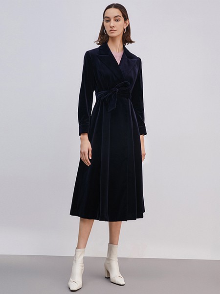 纬漫纪2021春夏季黑色纯色连衣裙