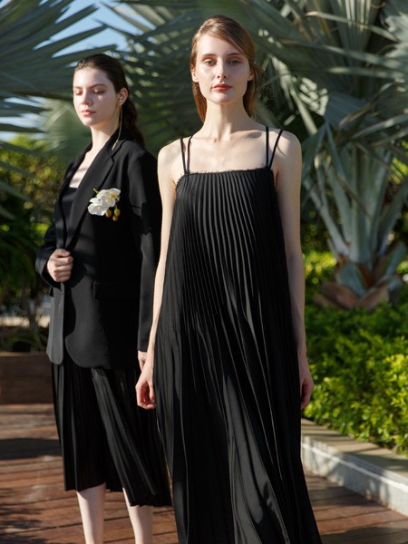 ​艾璞琪2021春夏季黑色褶皱吊带裙