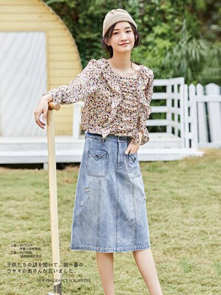 虫二女装2021春夏季浅蓝色纯色半身裙