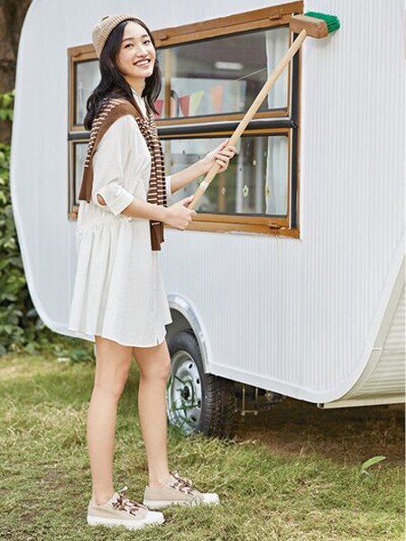 虫二女装2021春夏季白色纯色连衣裙