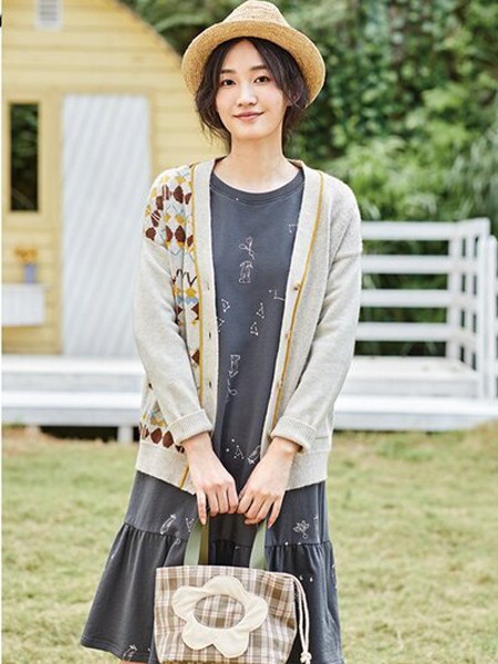 虫二女装2021春夏季米色印花针织衫