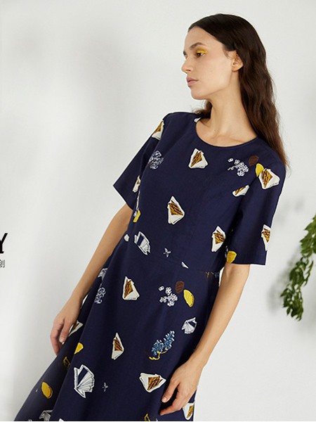 拉娜菲2021春夏季藏蓝色印花连衣裙