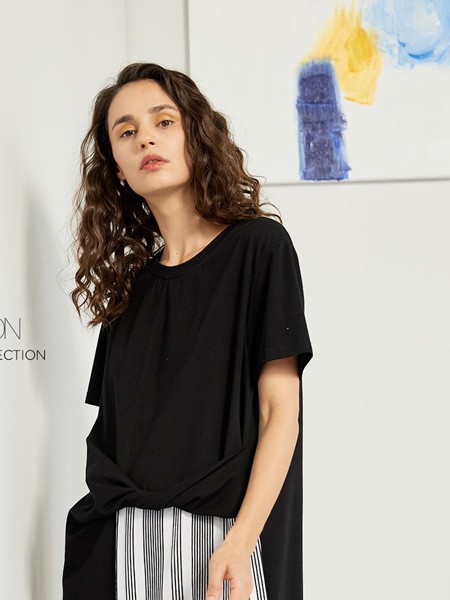 拉娜菲女装2021春夏季黑色纯色T恤