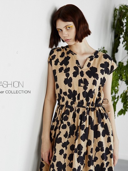 拉娜菲女装2021春夏季卡其色印花连衣裙