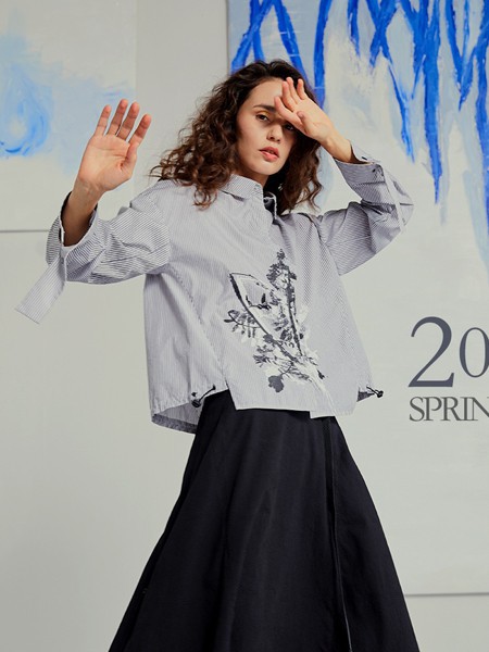 拉娜菲女装2021春夏季灰色印花衬衫