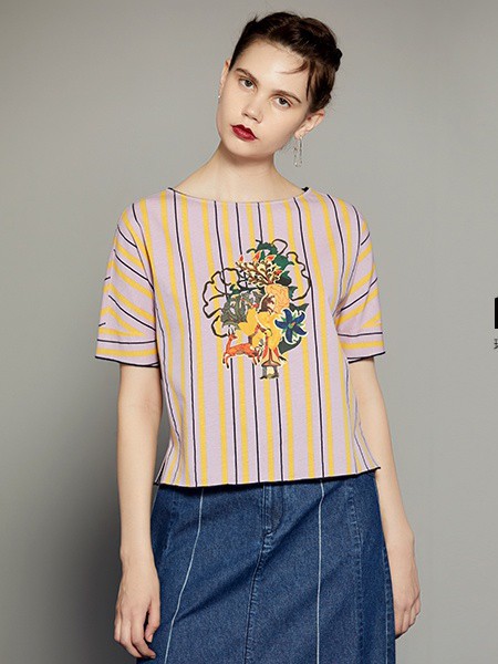 拉娜菲女装2021春夏季卡其色印花T恤