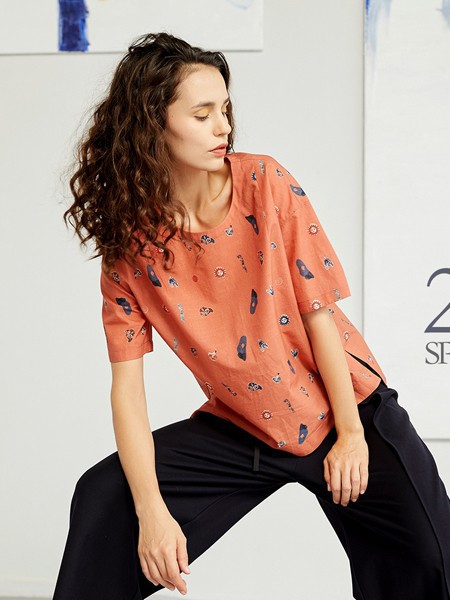 拉娜菲女装2021春夏季粉色印花T恤